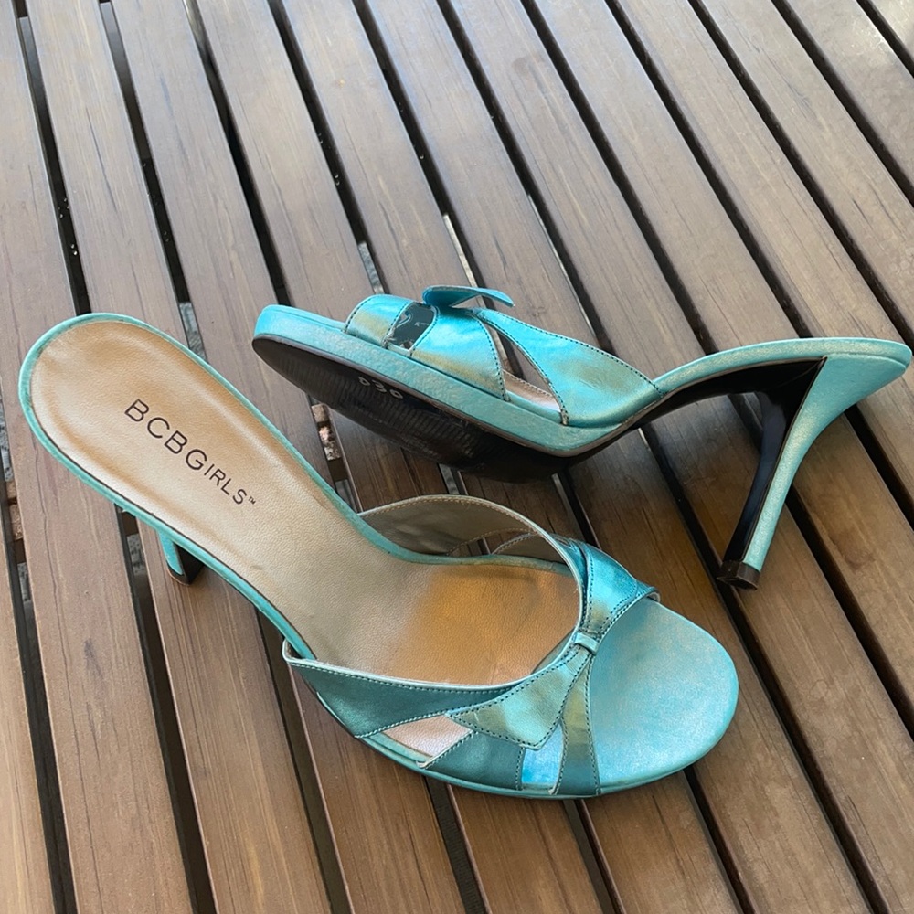 TURQUOISE OPEN TOE BCBG HIGH HEELS WITH BOW